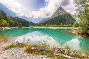 Jasna Gölü 'nün muhteşem manzarası. Dağların güzel yansımaları. Triglav Ulusal Parkı 'ndaki doğa manzarası. Yeri, Triglav Ulusal Parkı. Kranjska Gora, Slovenya, Avrupa.