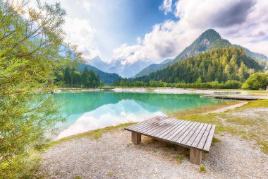 Jasna Gölü 'nün muhteşem manzarası. Dağların güzel yansımaları. Triglav Ulusal Parkı 'ndaki doğa manzarası. Yeri, Triglav Ulusal Parkı. Kranjska Gora, Slovenya, Avrupa.