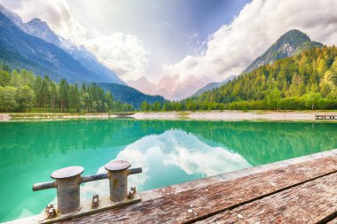 Jasna Gölü 'nün muhteşem manzarası. Dağların güzel yansımaları. Triglav Ulusal Parkı 'ndaki doğa manzarası. Yeri, Triglav Ulusal Parkı. Kranjska Gora, Slovenya, Avrupa.