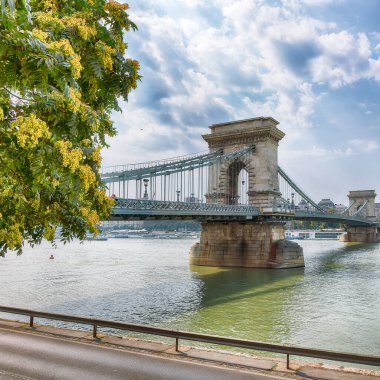 Tuna Nehri üzerindeki Chain Köprüsü ile nefes kesici günlük sahne. Konum: Budapeşte, Macaristan, Avrupa.