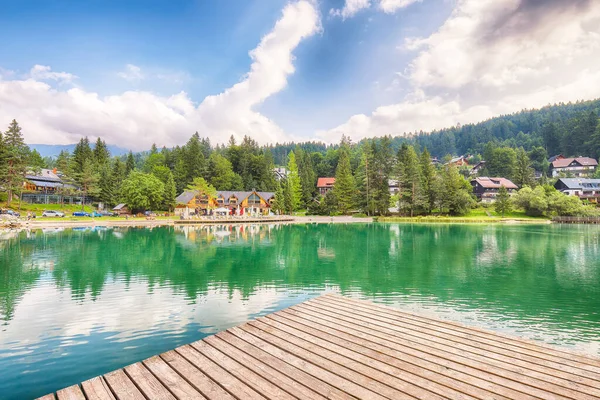 Jasna Gölü 'nün muhteşem manzarası. Dağların güzel yansımaları. Triglav Ulusal Parkı 'ndaki doğa manzarası. Yeri, Triglav Ulusal Parkı. Kranjska Gora, Slovenya, Avrupa.