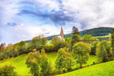 Dolomitlerdeki muhteşem Santa Maddalena köyünün muhteşem manzarası. Konum: Santa Maddalena Köyü, Val di Funes, Trentino-Alto Adige, Dolomitler, İtalya, Avrupa