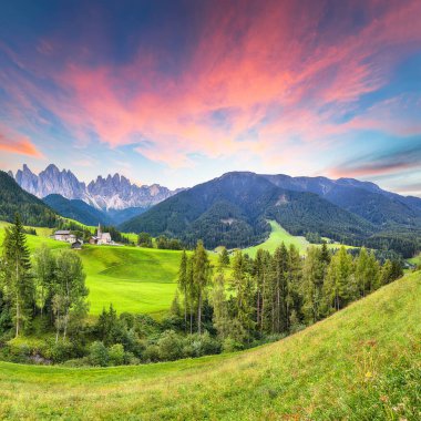 Dolomitlerdeki muhteşem Santa Maddalena köyünün muhteşem manzarası. Konum: Santa Maddalena Köyü, Val di Funes, Trentino-Alto Adige, Dolomitler, İtalya, Avrupa