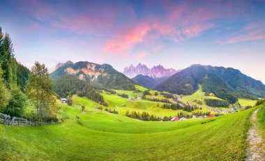 Dolomitlerdeki muhteşem Santa Maddalena köyünün muhteşem manzarası. Konum: Santa Maddalena Köyü, Val di Funes, Trentino-Alto Adige, Dolomitler, İtalya, Avrupa