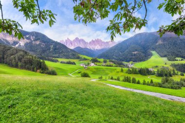 Dolomitlerdeki muhteşem Santa Maddalena köyünün muhteşem manzarası. Konum: Santa Maddalena Köyü, Val di Funes, Trentino-Alto Adige, Dolomitler, İtalya, Avrupa