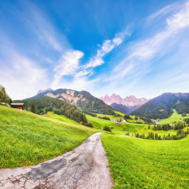 Dolomitlerdeki muhteşem Santa Maddalena köyünün muhteşem manzarası. Konum: Santa Maddalena Köyü, Val di Funes, Trentino-Alto Adige, Dolomitler, İtalya, Avrupa