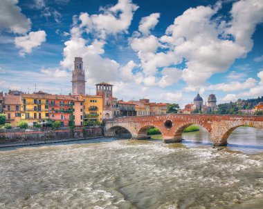 Tarihi binalar, köprüler ve kuleler ile nehir kenarı manzarası inanılmaz Verona. Konum: Verona, Veneto bölgesi, İtalya, Avrupa