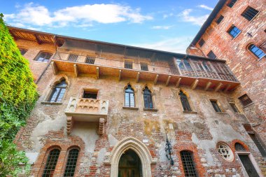 Romeo ve Juliet evinin balkonu ve Patio 'su ile Verona şehir manzarası hayret verici. Konum: Verona, Veneto bölgesi, İtalya, Avrupa