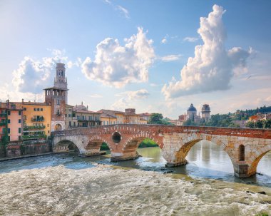 Tarihi binalar, köprüler ve kuleler ile nehir kenarındaki Verona şehir manzarası hayret verici. Konum: Verona, Veneto bölgesi, İtalya, Avrupa