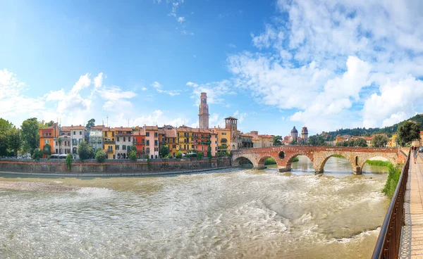 Tarihi Binalar Köprüler Kuleler Ile Nehir Kenarındaki Verona Şehir Manzarası — Stok fotoğraf