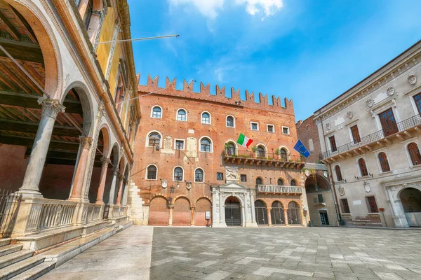 Verona 'daki Piazza dei Signori' nin nefes kesici manzarası. Avrupa 'nın popüler turizm beldesi. Konum: Verona, Veneto bölgesi, İtalya, Avrupa