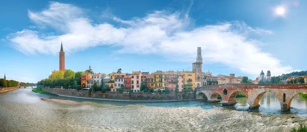 Nehir Kenarındaki Tarihi Binalar Kulelerle Muhteşem Verona Şehir Manzarası Konum — Stok fotoğraf