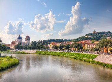 Nehir kenarındaki tarihi binalar ve kulelerle muhteşem Verona şehir manzarası. Konum: Verona, Veneto bölgesi, İtalya, Avrupa