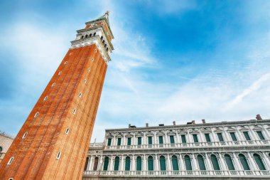 Campanile ve Saint Mark Bazilikası ile San Marco meydanlı Venedik 'in muhteşem manzarası. Popüler turizm merkezi. Konum: Venedik, Veneto bölgesi, İtalya, Avrupa