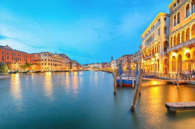 Venedik 'in muhteşem gün batımı ve akşam manzarası ünlü Canal Grande ve Rialto Köprüsü ile. Popüler seyahat yeri. Konum: Venedik, Veneto bölgesi, İtalya, Avrupa