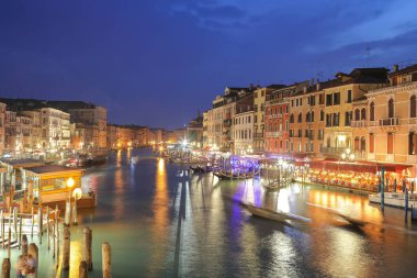 Venedik 'in muhteşem gece manzarası ünlü Canal Grande ve Rialto Köprüsü. Popüler seyahat yeri. Konum: Venedik, Veneto bölgesi, İtalya, Avrupa