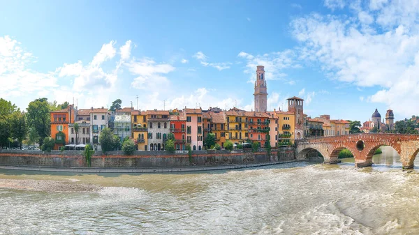 Tarihi Binalar Köprüler Kuleler Ile Nehir Kenarı Manzarası Inanılmaz Verona — Stok fotoğraf