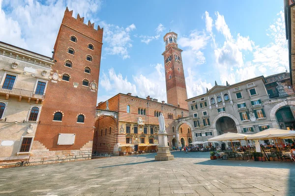 Verona 'daki Piazza dei Signori' nin nefes kesici manzarası. Avrupa 'nın popüler turizm beldesi. Konum: Verona, Veneto bölgesi, İtalya, Avrupa