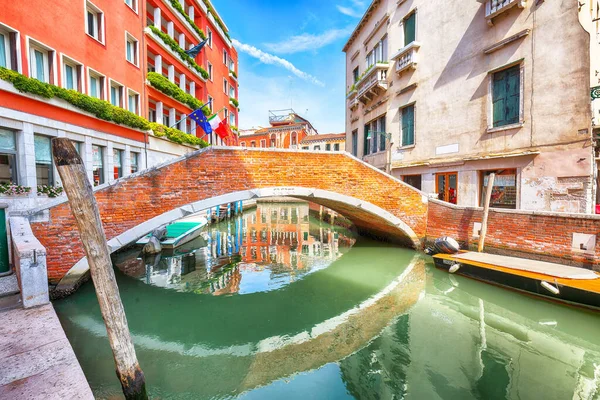 Θαυμάσιο Αστικό Τοπίο Της Βενετίας Στενά Κανάλια Βάρκες Και Γόνδολες — Φωτογραφία Αρχείου