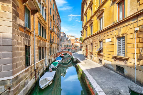 곤돌라 그리고 전통적 건물들로 이루어진 다리가 베니스 경관이다 베네치아 베네토 — 스톡 사진