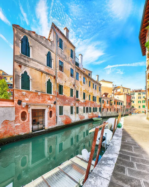 Θαυμάσιο Αστικό Τοπίο Της Βενετίας Στενά Κανάλια Βάρκες Και Γόνδολες — Φωτογραφία Αρχείου