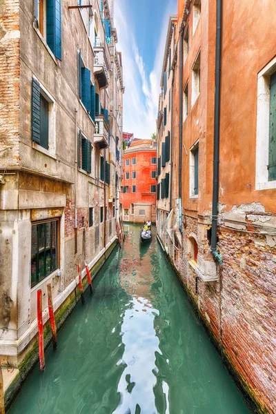 Πανέμορφο Αστικό Τοπίο Της Βενετίας Στενά Κανάλια Βάρκες Και Γόνδολες — Φωτογραφία Αρχείου