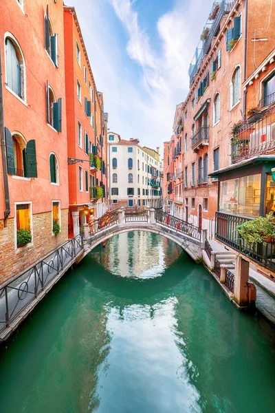곤돌라 그리고 전통적 건물들로 이루어진 다리가 베니스 경관이다 베네치아 베네토 — 스톡 사진