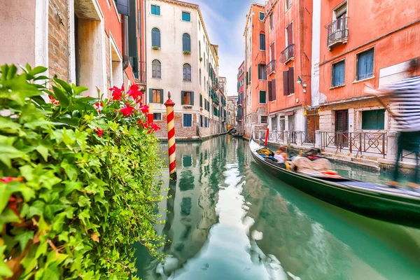 Πανέμορφο Αστικό Τοπίο Της Βενετίας Στενά Κανάλια Βάρκες Και Γόνδολες — Φωτογραφία Αρχείου