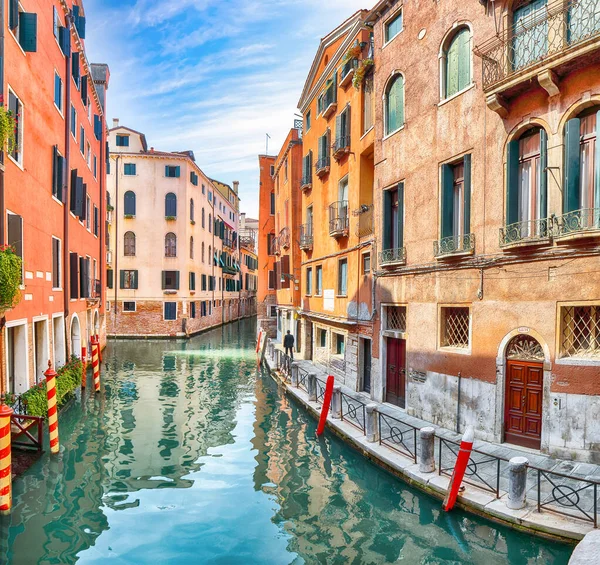 곤돌라 그리고 전통적 건물들로 이루어진 다리들이 베네치아의 아름다운 베네치아 베네토 — 스톡 사진
