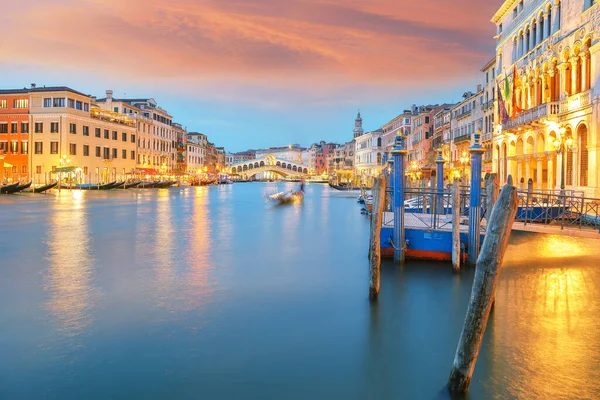 有名なキャナルグランデとリアルト橋でヴェネツィアの素晴らしい夕日と夜の街並み 人気の旅行先 ヴェネツィア ヴェネト地方 イタリア ヨーロッパ ロイヤリティフリーのストック画像