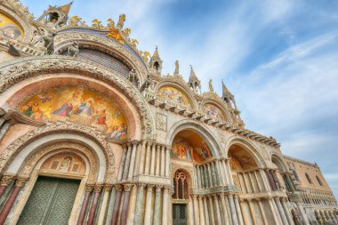 Venedik 'in San Marco Meydanı' ndaki Saint Mark Bazilikası 'nın muhteşem manzarası. Popüler turizm merkezi. Konum: Venedik, Veneto bölgesi, İtalya, Avrupa