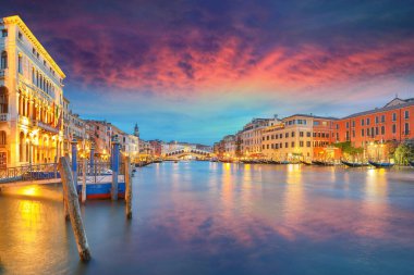 Venedik 'in muhteşem gün batımı ve akşam manzarası ünlü Canal Grande ve Rialto Köprüsü ile. Popüler seyahat yeri. Konum: Venedik, Veneto bölgesi, İtalya, Avrupa