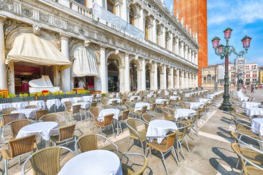 Campanile ve Biblioteca Nazionale Marciana ile San Marco Meydanı 'nın muhteşem şehir manzarası. Popüler turizm merkezi. Konum: Venedik, Veneto bölgesi, İtalya, Avrupa