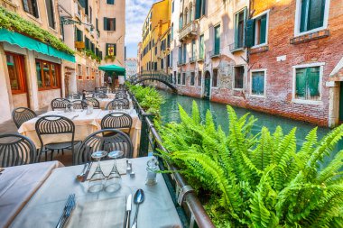 Dar kanalları, tekneleri ve gondolları ve geleneksel binaları olan köprüleri olan muhteşem Venedik şehri. Konum: Venedik, Veneto bölgesi, İtalya, Avrupa