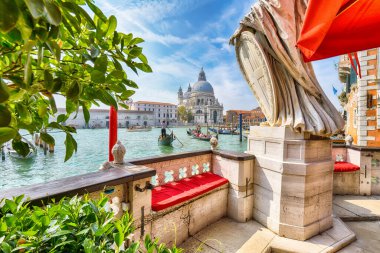 Venedik 'in nefes kesici sabah manzarası ünlü Canal Grande ve Basilica di Santa Maria della Salute kilisesi. Konum: Venedik, Veneto bölgesi, İtalya, Avrupa