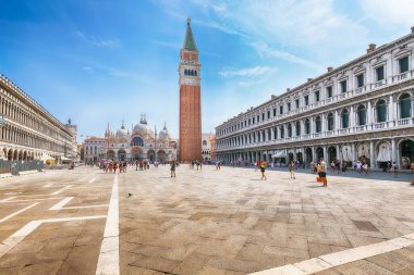 Campanile ve Saint Mark Bazilikası ile San Marco meydanlı Venedik 'in muhteşem manzarası. Popüler turizm merkezi. Konum: Venedik, Veneto bölgesi, İtalya, Avrupa