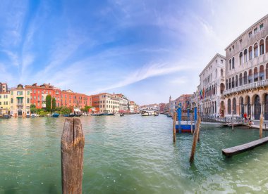 Venedik 'in ünlü Canal Grande ve renkli Rialto Köprüsü manzaralı sabah manzarası. Konum: Venedik, Veneto bölgesi, İtalya, Avrupa