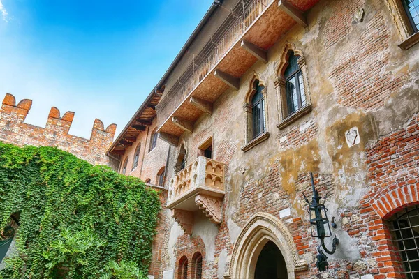 Forbløffende Verona Bylandskab Med Terrasse Balkon Romeo Julie Hus Lokalitet - Stock-foto