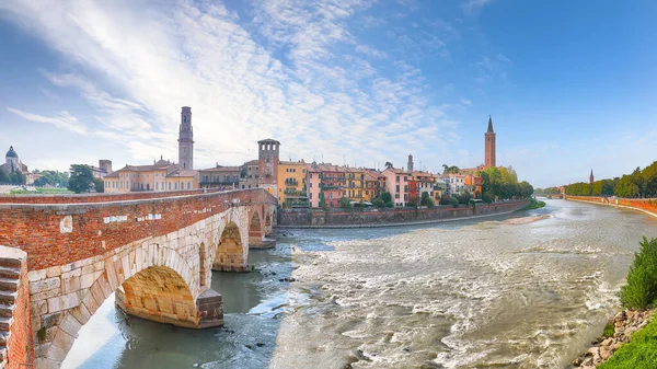 Tarihi Binalar Köprüler Kuleler Ile Nehir Kenarı Manzarası Inanılmaz Verona — Stok fotoğraf