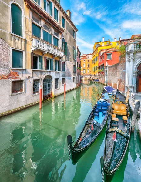 Gyönyörű Városkép Velence Keskeny Csatornák Hajók Gondolák Hidak Hagyományos Épületek — Stock Fotó