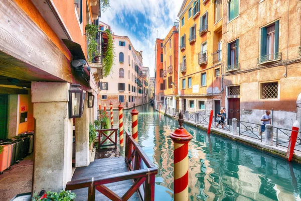 곤돌라 그리고 전통적 건물들로 이루어진 다리들이 베네치아의 아름다운 베네치아 베네토 — 스톡 사진