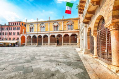 Verona 'daki Piazza dei Signori' nin nefes kesici manzarası. Avrupa 'nın popüler turizm beldesi. Konum: Verona, Veneto bölgesi, İtalya, Avrupa