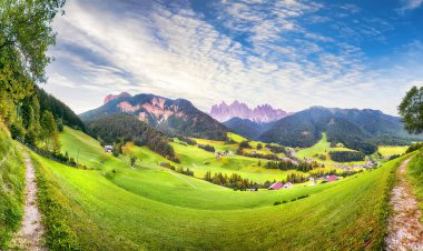 Dolomitlerdeki muhteşem Santa Maddalena köyünün muhteşem manzarası. Konum: Santa Maddalena Köyü, Val di Funes, Trentino-Alto Adige, Dolomitler, İtalya, Avrupa
