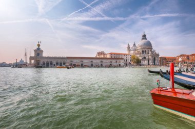 Venedik 'in nefes kesici sabah manzarası ünlü Canal Grande ve Basilica di Santa Maria della Salute kilisesi. Konum: Venedik, Veneto bölgesi, İtalya, Avrupa