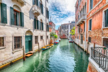 Dar kanalları, tekneleri, gondolları ve geleneksel binaları olan köprüleri olan Venedik 'in muhteşem manzarası. Konum: Venedik, Veneto bölgesi, İtalya, Avrupa
