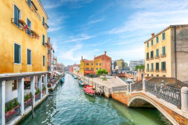 Dar kanalları, tekneleri ve gondolları ve geleneksel binaları olan köprüleri olan muhteşem Venedik şehri. Konum: Venedik, Veneto bölgesi, İtalya, Avrupa