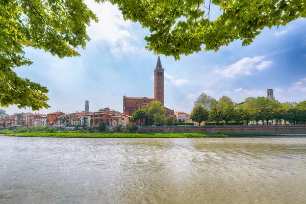 Nehir Kenarındaki Tarihi Binalar Kulelerle Muhteşem Verona Şehir Manzarası Konum — Stok fotoğraf