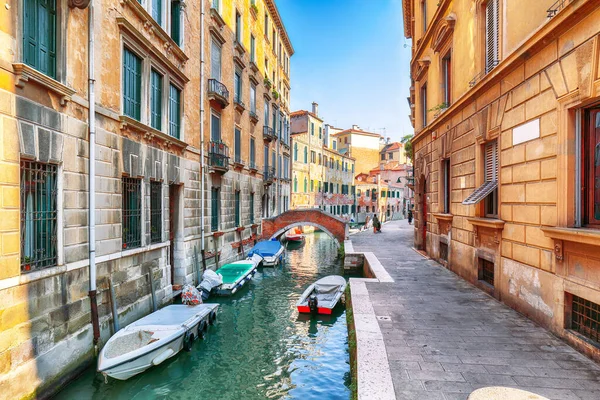 Gyönyörű Városkép Velence Keskeny Csatornák Hajók Gondolák Hidak Hagyományos Épületek — Stock Fotó