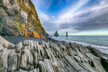 Vik köyü yakınlarındaki Kara Kumsal Reynisfjara 'da bazalt kaya oluşumlarıyla muhteşem bir manzara. Yer: Reynisfjara Sahili, Vik Köyü, İzlanda (Sudurland), Avrupa