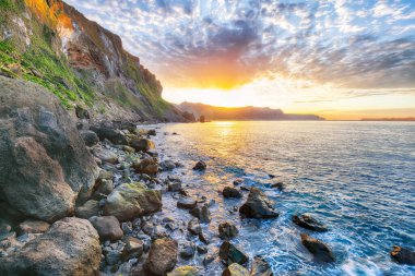 Vik köyü yakınlarındaki Reynisfjara 'da bazalt kaya oluşumlarıyla muhteşem bir manzara. Yer: Reynisfjara Sahili, Vik Köyü, İzlanda (Sudurland), Avrupa